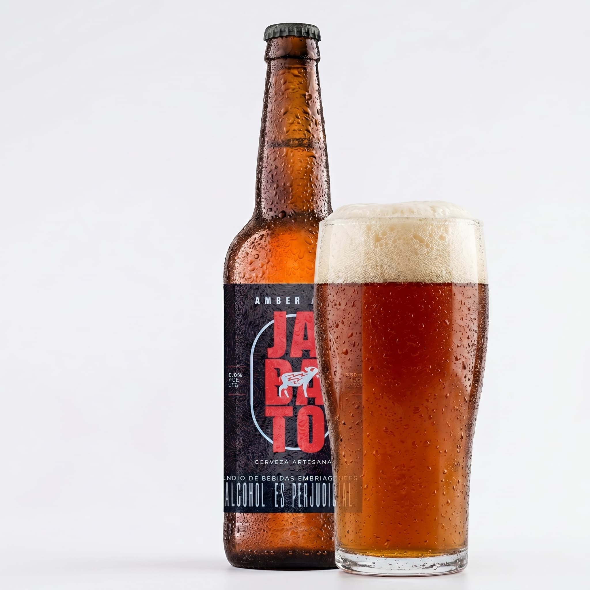 Botella Jabato American Amber Ale 330ml con vaso servido — ideal para asado y tarde casual
