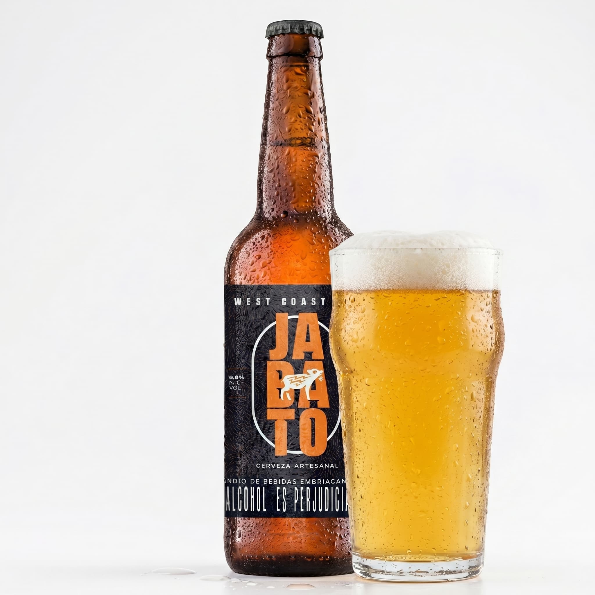 Botella Jabato West Coast IPA 330ml con vaso servido — lúpulo intenso para buena conversación